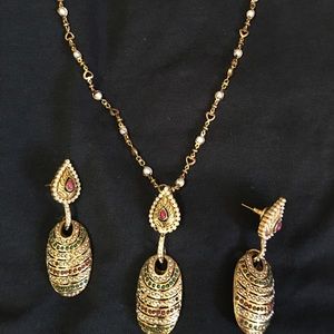 Beautiful necklace set in copper gold